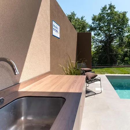 Querchus By Interhome Karigador